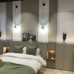 Tête de lit sur-mesure avec rangements, panneaux capitonnés et niches éclairées, réalisée par Louarn Intérieurs à Lorient