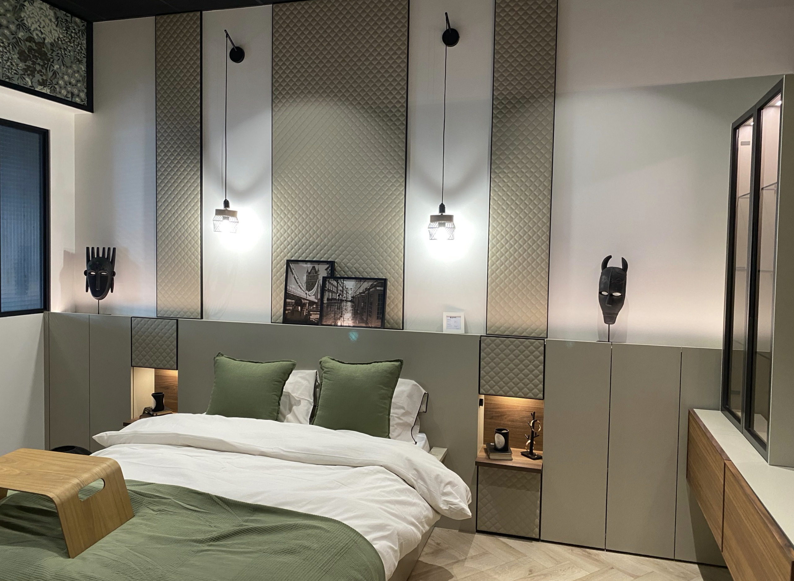 Tête de lit sur-mesure avec rangements, panneaux capitonnés et niches éclairées, réalisée par Louarn Intérieurs à Lorient