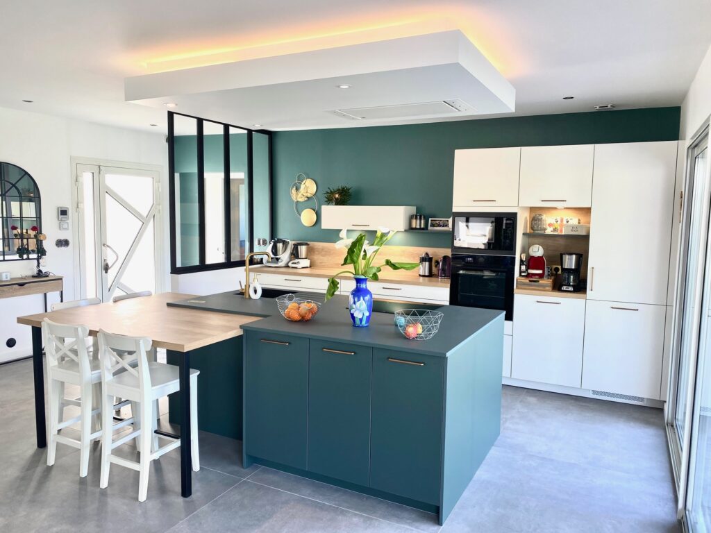 cuisine-sur-mesure-region-lorient-blanc-vert-louarn-interieurs