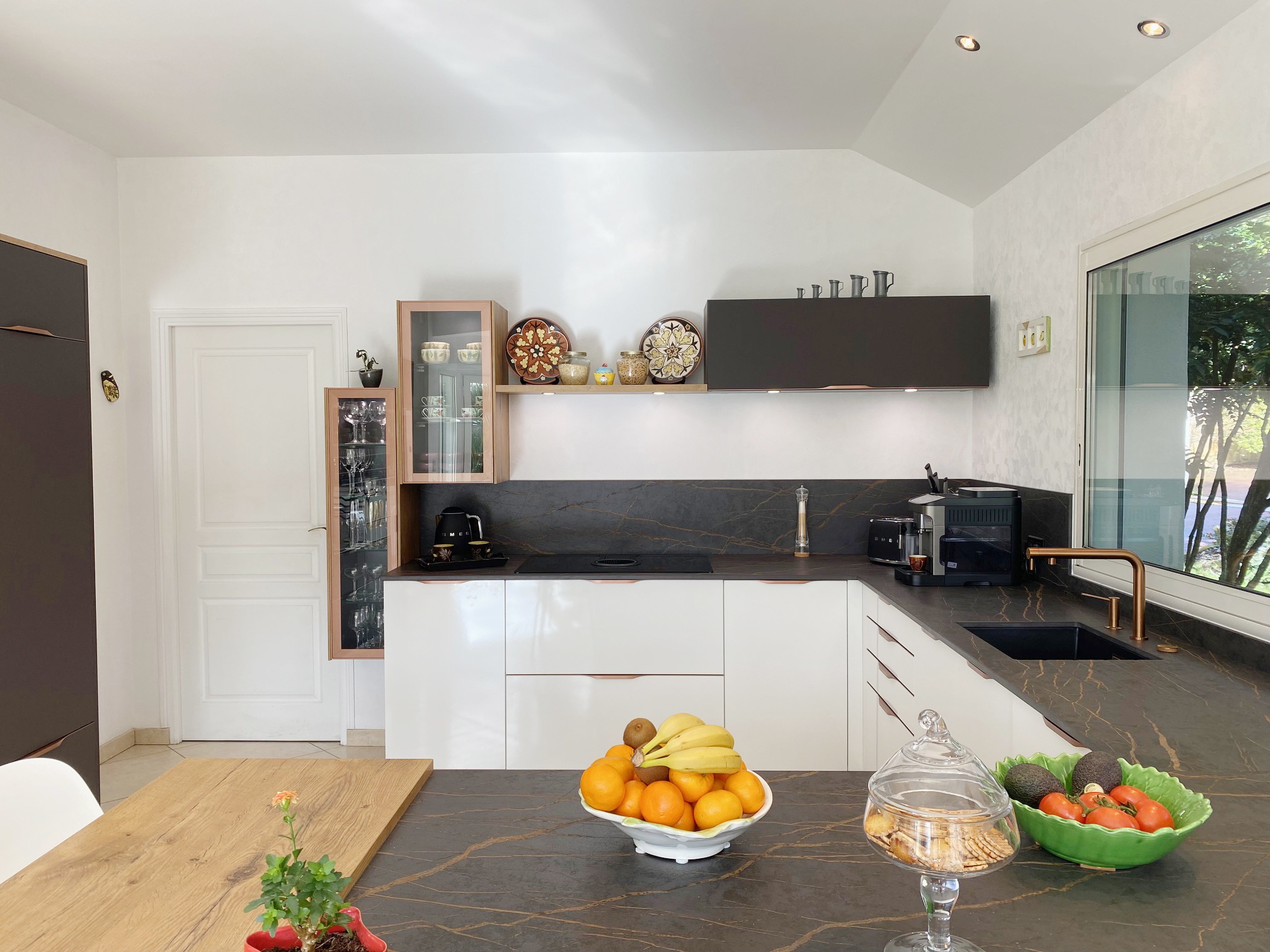 cuisine-sur-mesure-region-lorient-noir-bois-louarn-interieurs-2
