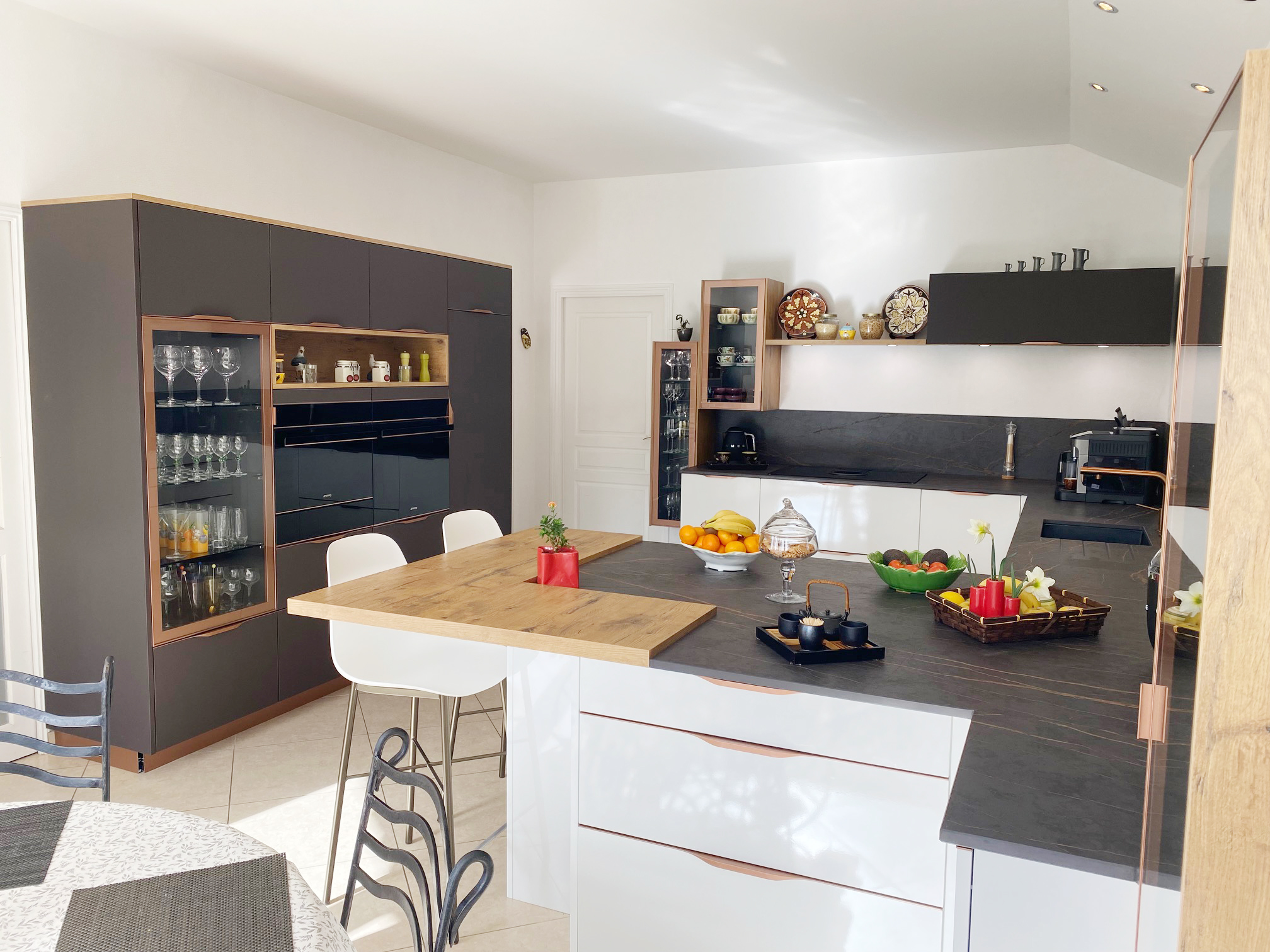 cuisine-sur-mesure-region-lorient-noir-bois-louarn-interieurs-2
