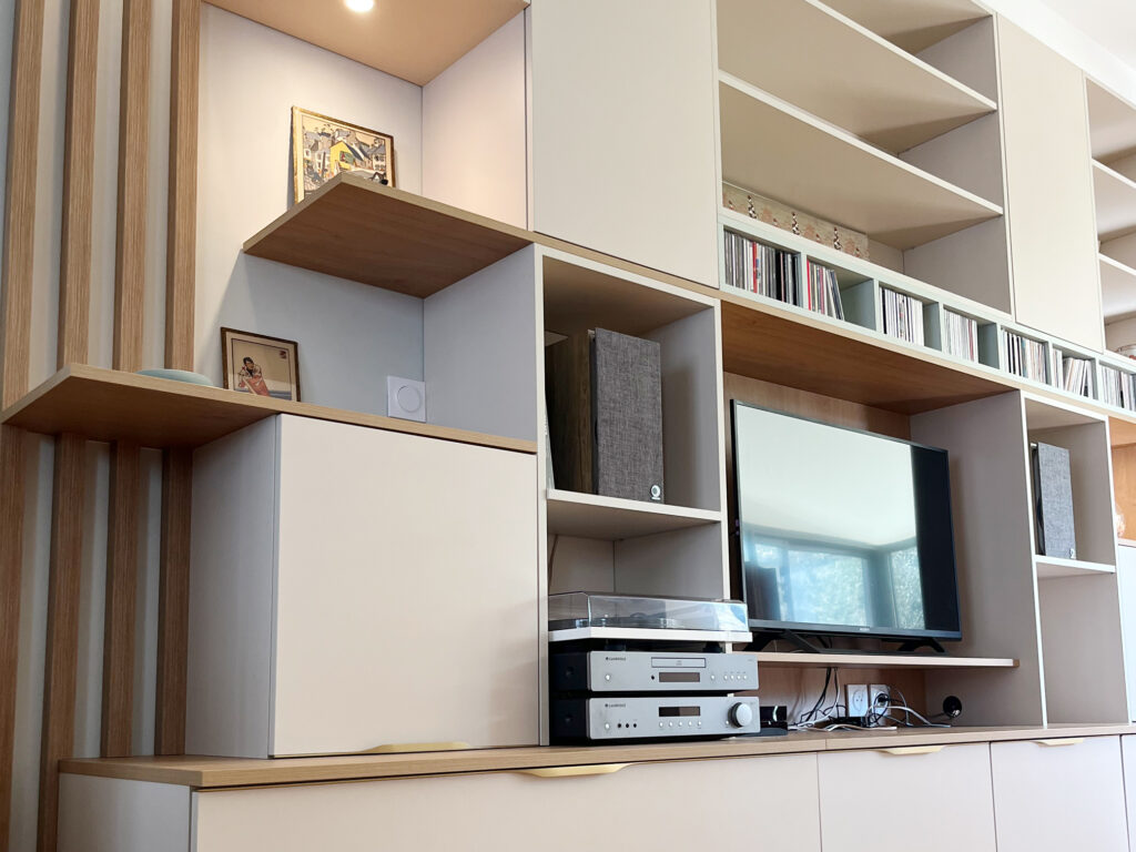 meuble-tv-bibliotheque-sur-mesure-region-lorient-louarn-interieurs-2