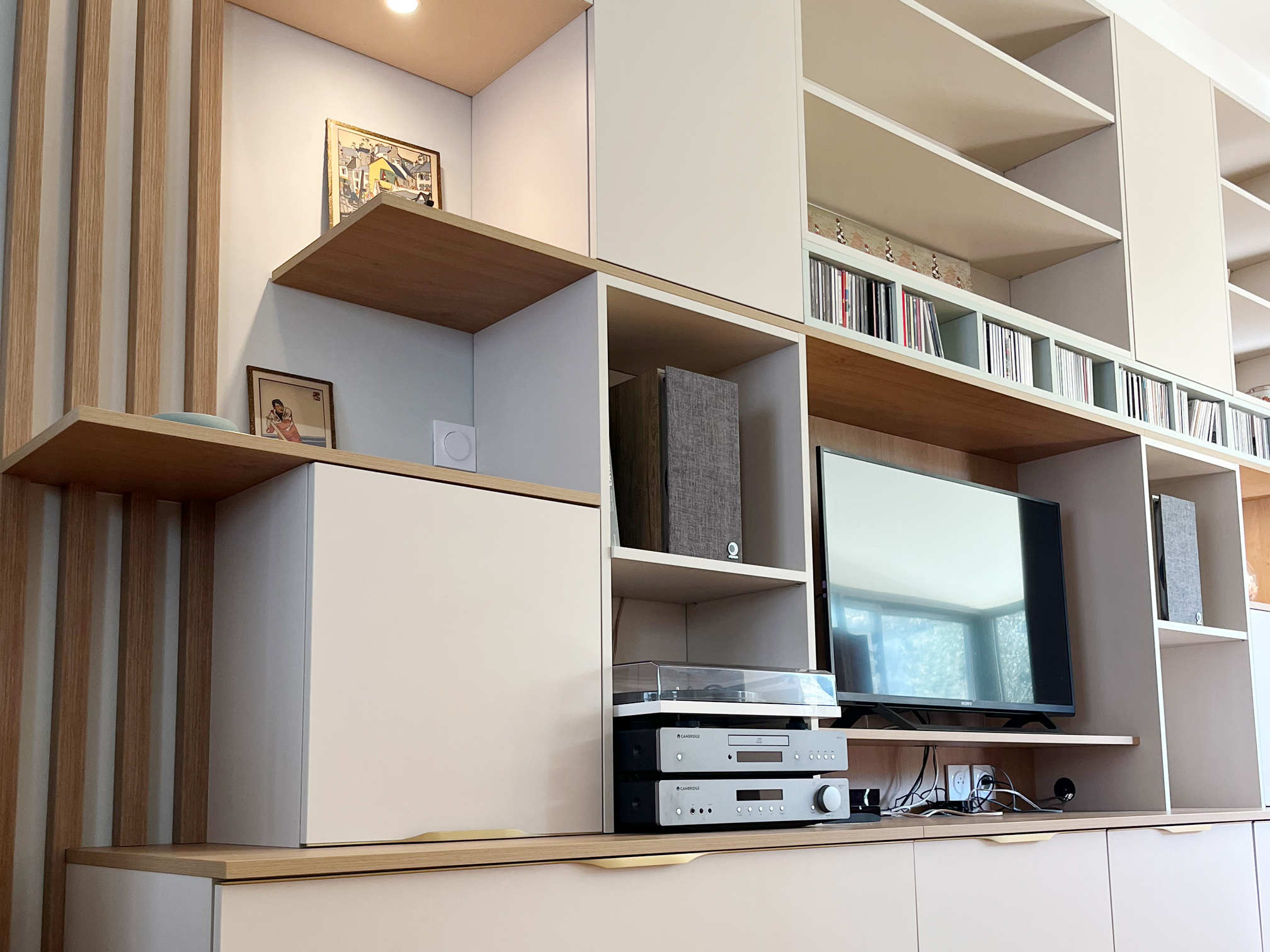 meuble-tv-bibliotheque-sur-mesure-region-lorient-louarn-interieurs-2