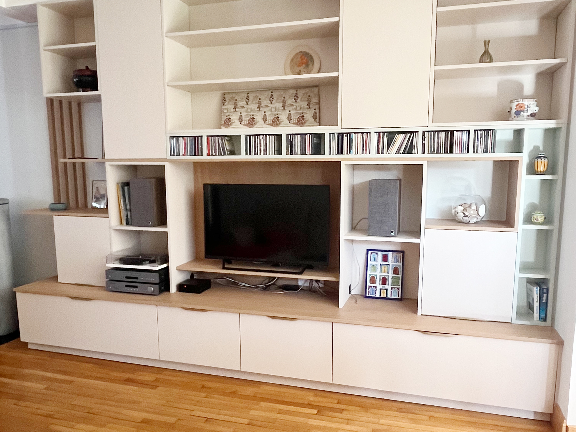 meuble-tv-bibliotheque-sur-mesure-region-lorient-louarn-interieurs