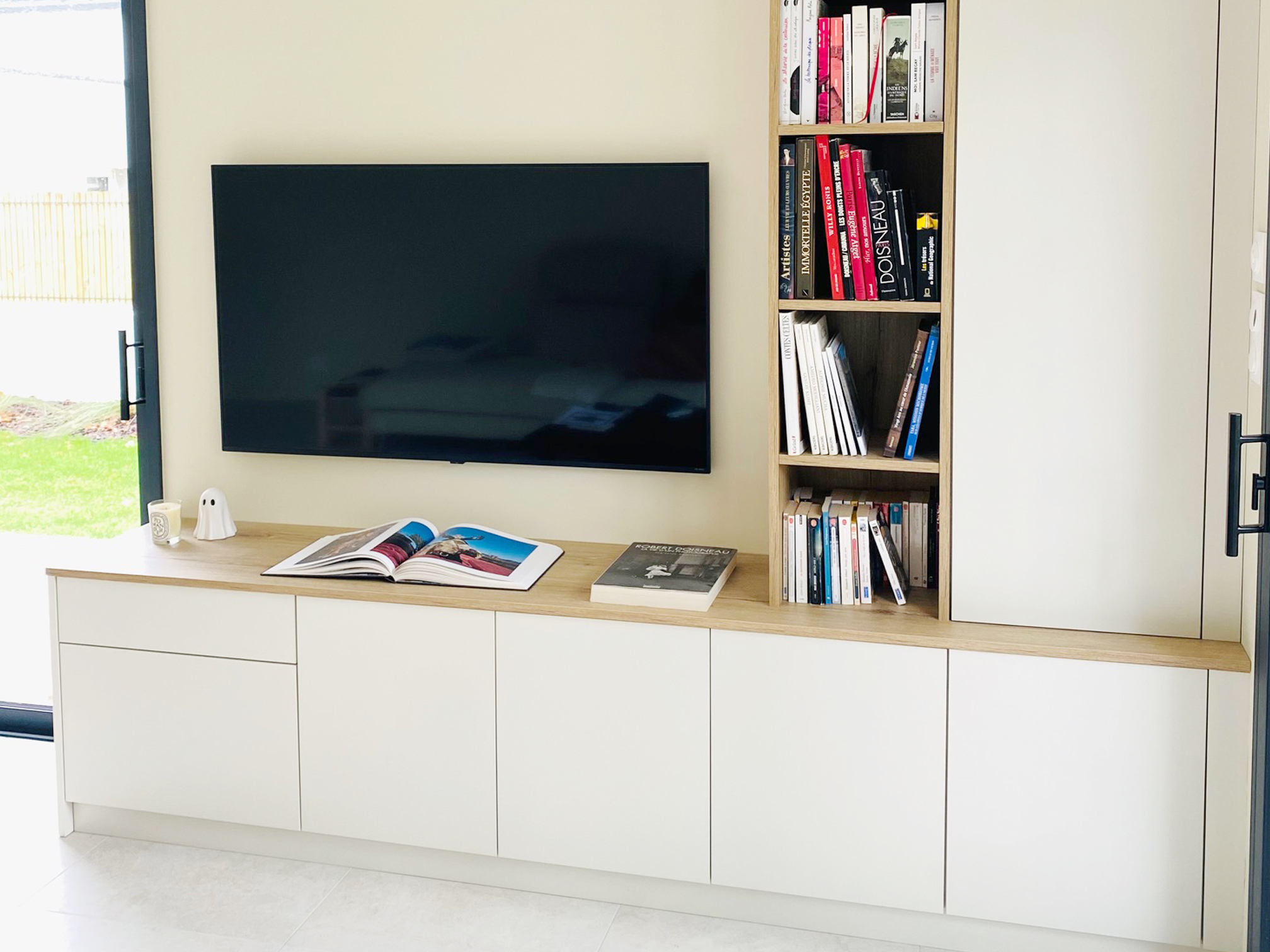 meuble-tv-sur-mesure-blanc-bois-region-lorient-louarn-interieurs